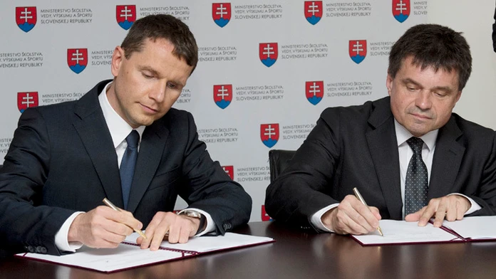 Minister Peter Plavčan a Pavel Komorník podpisujú Zmluvu o budúcej zmluve o dostavbe a odkúpení nekomerčnej časti NFŠ.