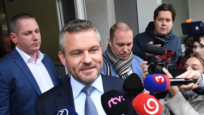 Zľava Slater Koekkoek a Dylan Strome z Chicaga oslavujú gól proti Los Angeles.