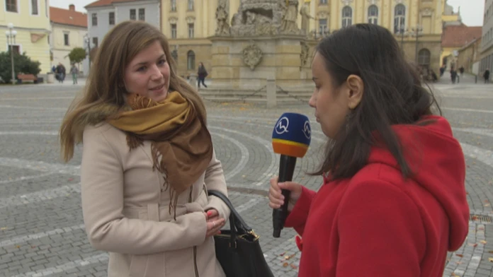 Nevidiaca Michaela si vyskúšala prácu novinárky s našim mikrofónom.