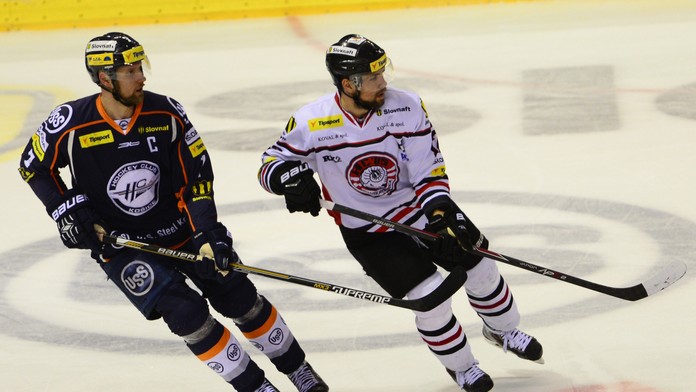 Na snímke vľavo obranca a kapitán HC Košice Martin Štrbák, vpravo kapitán Banskej Bystrice Michal Hudec
