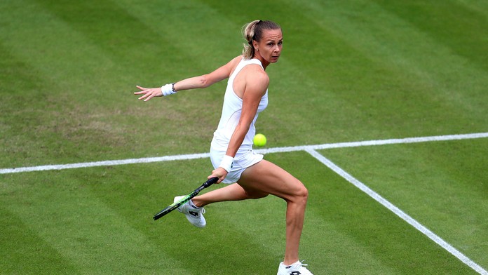 Magdaléna Rybáriková odvracia úder Francúzky Kristiny Mladenovicovej.