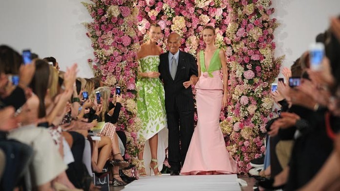 Oscar de la Renta prijíma potlesk na záver prehliadky svojej dámskej kolekcie šiat pre jar 2015 počas týždňa módy v New Yorku.