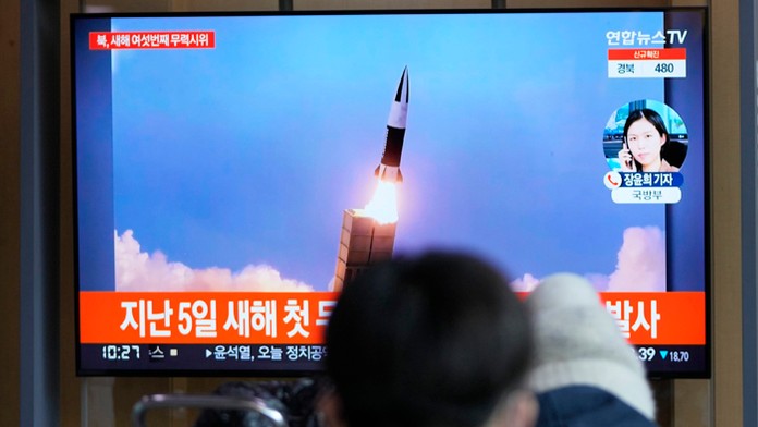 Ľudia sledujú televízne správy na železničnej stanici v Soule.