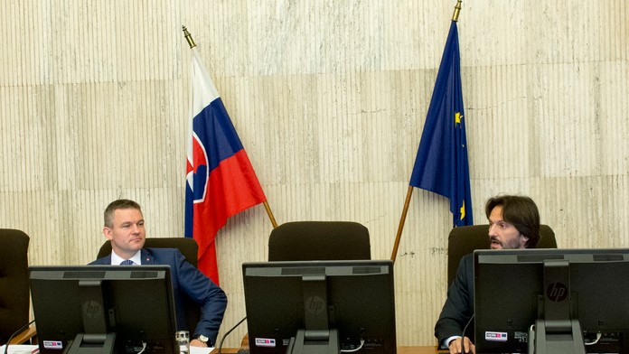 Na snímke vpravo podpredseda vlády SR a minister vnútra SR Robert Kaliňák a vľavo podpredseda vlády SR pre investície  Peter Pel
