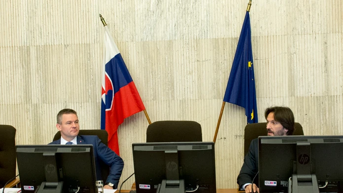 Na snímke vpravo podpredseda vlády SR a minister vnútra SR Robert Kaliňák a vľavo podpredseda vlády SR pre investície  Peter Pel