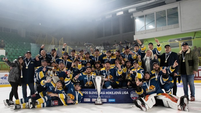 Hokejisti Humenného po zisku titulu v Tipos SHL.