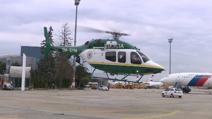 Premiér využíva na presuny aj policajný vrtuľník.