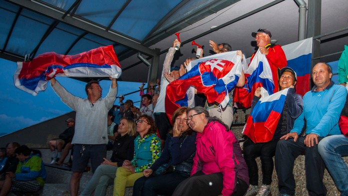 Slovenskí fanúšikovia sledujú jazdu Mateja Beňuša v Areáli vodných športov Ondreja Cibáka v Liptovskom Mikuláši.