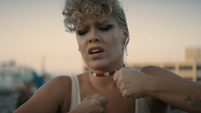 P!nk vo videoklipe What About Us