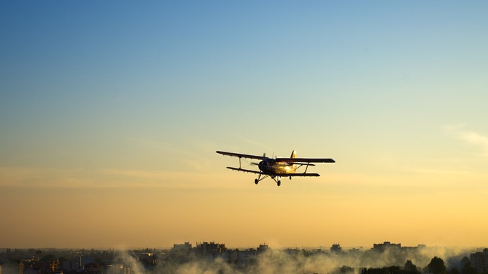 Poškodené auto policajtov.