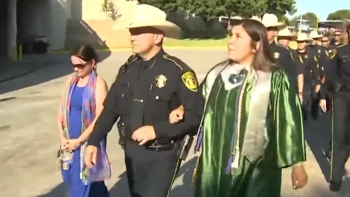 Gloriu odvádzajú na maturitu kolegovia jej zosnulého otca.