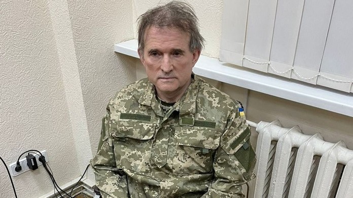 Medvedčuk chce, aby ho vymenili za ukrajinských vojakov z Mariupola. V hre sú aj zajatí britskí vojaci