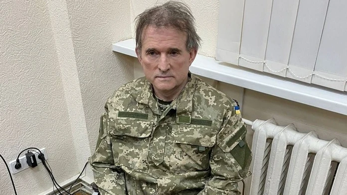 Medvedčuk chce, aby ho vymenili za ukrajinských vojakov z Mariupola. V hre sú aj zajatí britskí vojaci