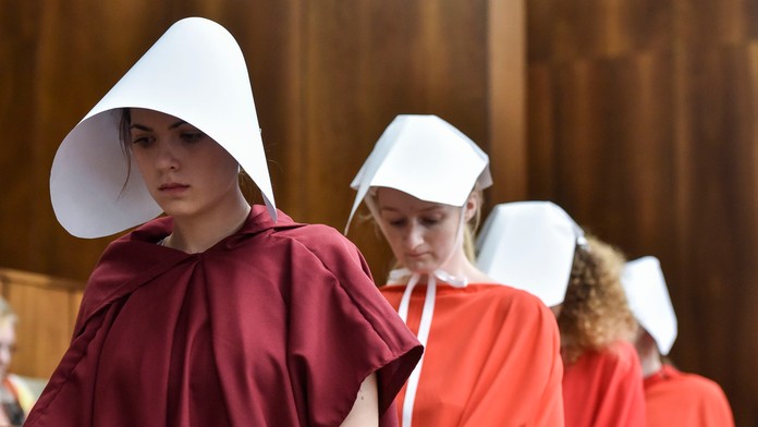 Aktivistky na tichom proteste proti navrhovanému zákonu strany ĽSNS o interrupciách.