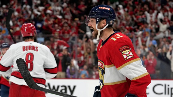 Na snímke Sam Reinhart.