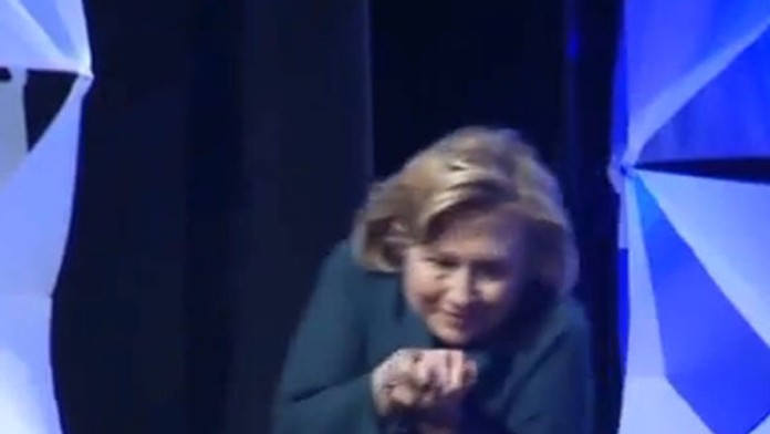 Clintonová sa počas prejavu musela uhnúť letiacej topánke 