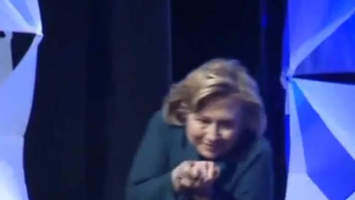 Clintonová sa počas prejavu musela uhnúť letiacej topánke 