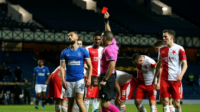 Kemar Roofe z Glasgowu Rangers vidí červenú kartu v odvete osemfinále EL proti Slavii.