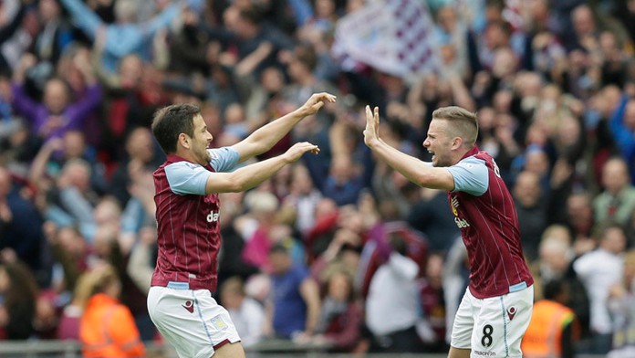 Hráči klubu Aston Villa Tom Cleverley a Joe Cole sa tešia po postupe do finále FA Cupu.