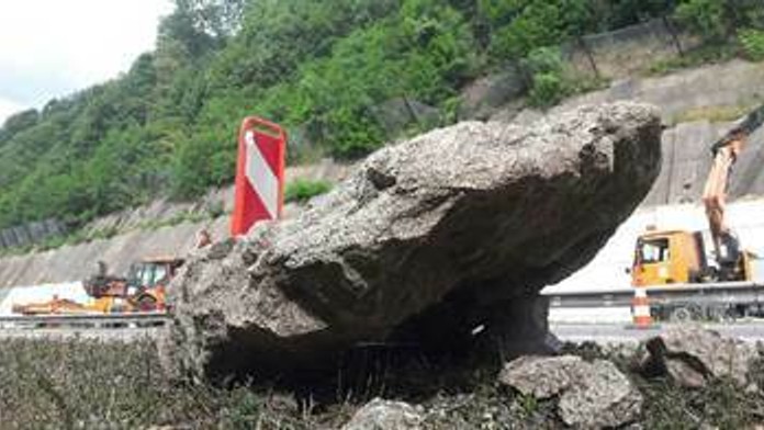 Skala skončila na rýchlostnej ceste pro Zvolene.