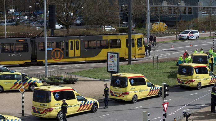 Suat Serdar zo Schalke v dueli proti Lipsku.