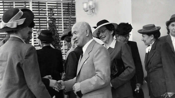 Milada Horáková s prezidentom Benešom (stojí za ním).