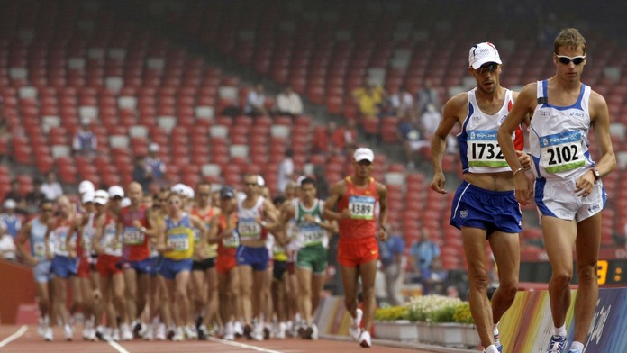 Taliansky chodec Alex Schwazer (vpredu) vedie po štarte v atletických pretekoch v chôdzi na 50 km na OH v Pekingu.