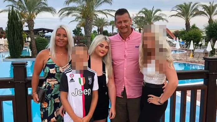 Ella (v strede) s otcom Adrianom, mamou (vľavo) a súrodencami.