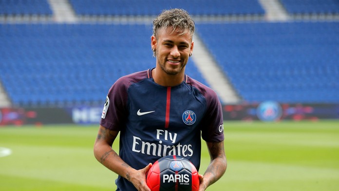 Neymar pózuje fotografom s loptou po tlačovej konferencii na štadióne Paris Saint-Germain.