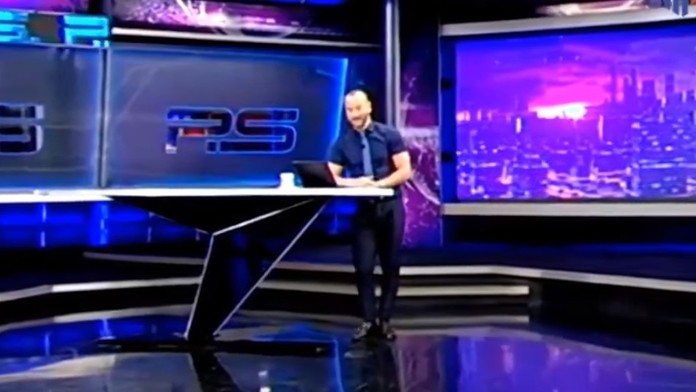 Brazílčan Gabriel Jesus kope do fľaše s vodou vo finále Copa América proti Peru.