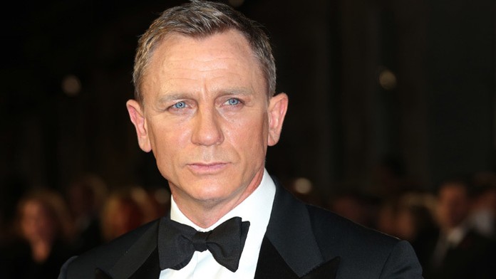 Na snímke britský herec Daniel Craig pózuje fotografom počas príchodu na svetovú premiéru najnovšieho filmu o Jamesovi Bondovi.