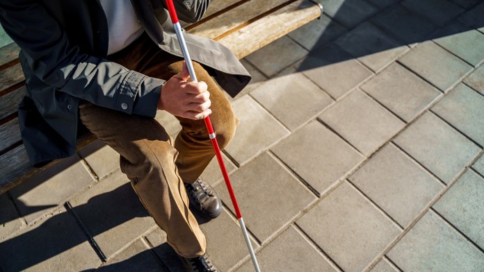 Muž 34 rokov predstieral, že je slepý. Prezradilo ho čítanie smútočných oznámení