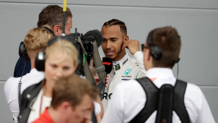 Britský jazdec Lewis Hamilton z tímu Mercedes odpovedá na otázky novinárov.