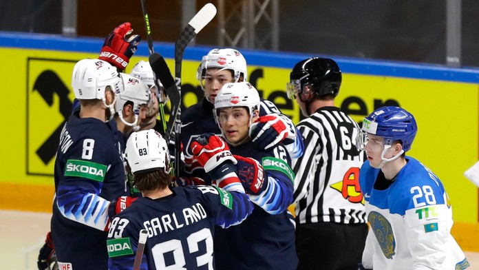 Americkí reprezentanti oslavujú gól v zápase MS 2021 proti Kazachstanu.