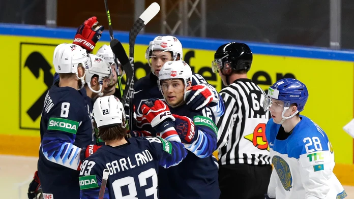 Americkí reprezentanti oslavujú gól v zápase MS 2021 proti Kazachstanu.