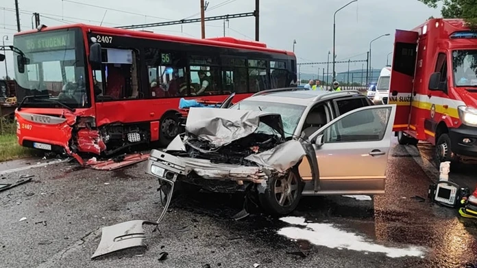 V Bratislave sa zrazil autobus MHD s autom. Jedna osoba sa ťažko zranila