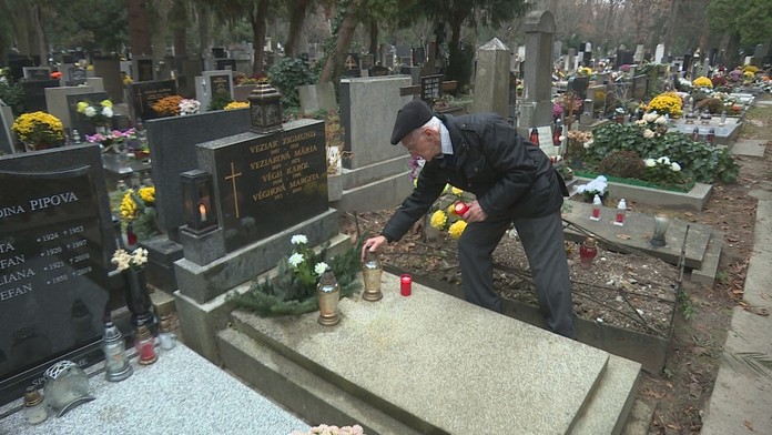 Zľava Scott Wilson a Colin Miller z Buffala oslavujú gól proti Detroitu.