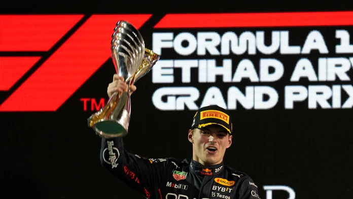 Finále F1: Vettel na rozlúčku rozdával „donuty“, rekordérom Verstappen a Hamilton prvýkrát naprázdno