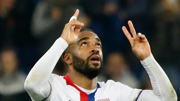 Alexandre Lacazette z Lyonu oslavuje gól proti Ajaxu v odvete semifinále EL.