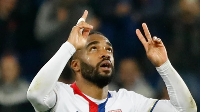 Alexandre Lacazette z Lyonu oslavuje gól proti Ajaxu v odvete semifinále EL.