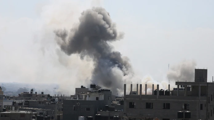 Dym stúpa pri explózii po izraelskom leteckom útoku v meste Rafah na juhu pásma Gazy.
