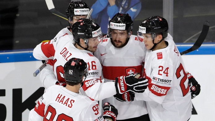 Vincent Praplan (druhý sprava) prijíma od švajčiarskych spoluhráčov gratulácie po góle proti Česku na MS 2017.
