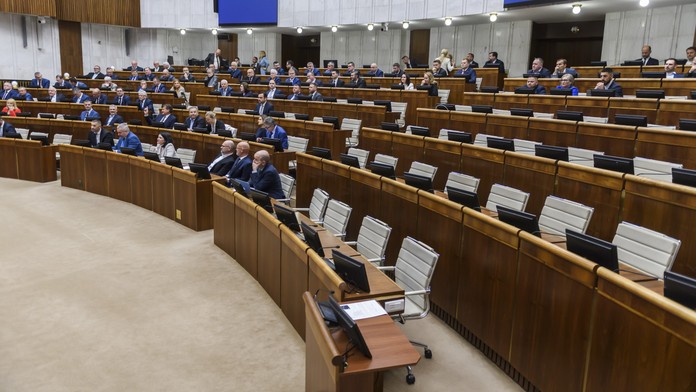 Poslanci ukončili piatkové rokovanie, zídu sa opäť v pondelok