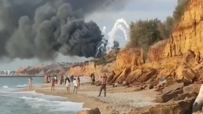 Z letiska Beľbek na Kryme hlásia silný požiar a výbuchy.