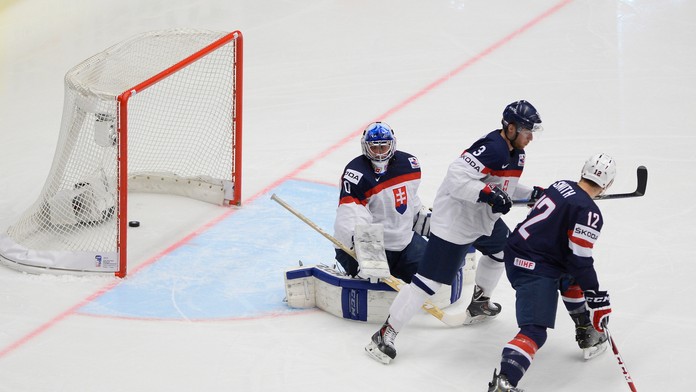 Brankár Ján Laco (Slovensko), obranca Adam Jánošík (Slovensko) a Ben Smith (USA)