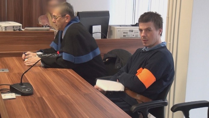 Muž, ktorý prepadol dôchodcu, na súde.