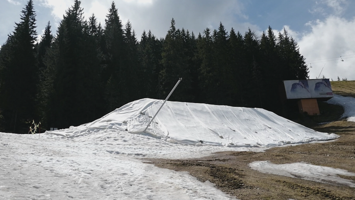 V Jasnej ukladajú sneh na ďalší rok 