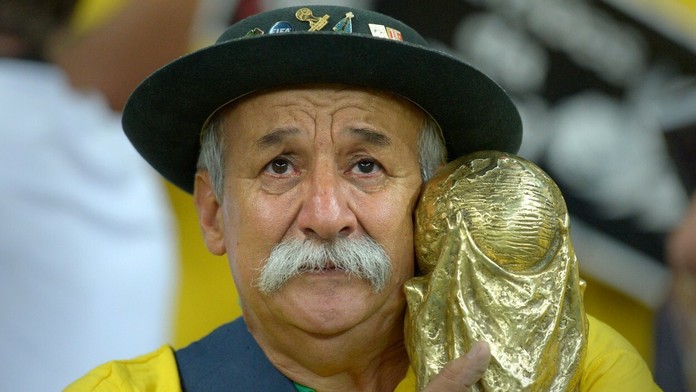 Smutný superfanúšik Clovis Acosta Fernandes po prehre Brazílie s Nemeckom.