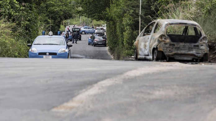 Zhorené auto patriace 22-ročnej študentke Sare Di Pietrantoniovej, ktorú zaživa upálil jej expriateľ, je na jednej z rímskych ul