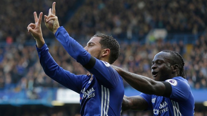 Hráč Chelsea Eden Hazard (vľavo) oslavuje druhý gól.